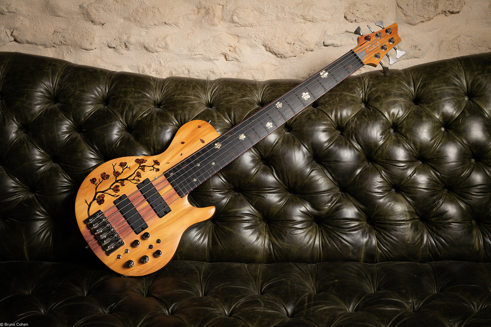 SC6_SAKURA_BASS_CUSTOM_6_STRINGS_ALEXANDRE_CARRUANA_front_De_Leeuw_Guitars_Paris_Made_in_France_Luthier_Guitar_Maker_France_Neck_Through_Manche_Traversant