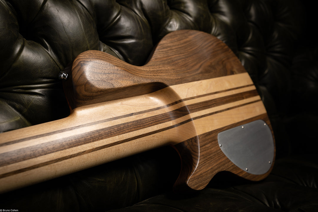 SC6_SAKURA_BASS_CUSTOM_6_STRINGS_ALEXANDRE_CARRUANA_Back_close_up_neck_body_details_De_Leeuw_Guitars_Paris_Made_in_France_Luthier_Guitar_Maker_France_Neck_Through_Manche_Traversant