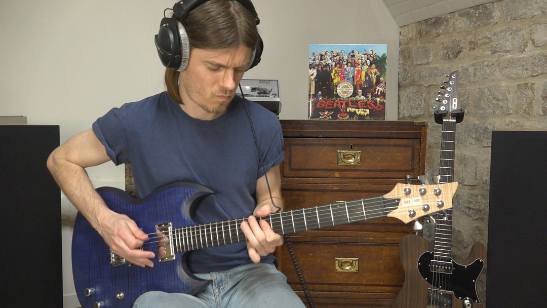 Nikk Giggs de Midgnight Burst Joue sur la SY Deep Blue, une guitare à manche traversant de la marque de lutherie française De Leeuw Guitars. Guitare Made in France - Guitar Made in France