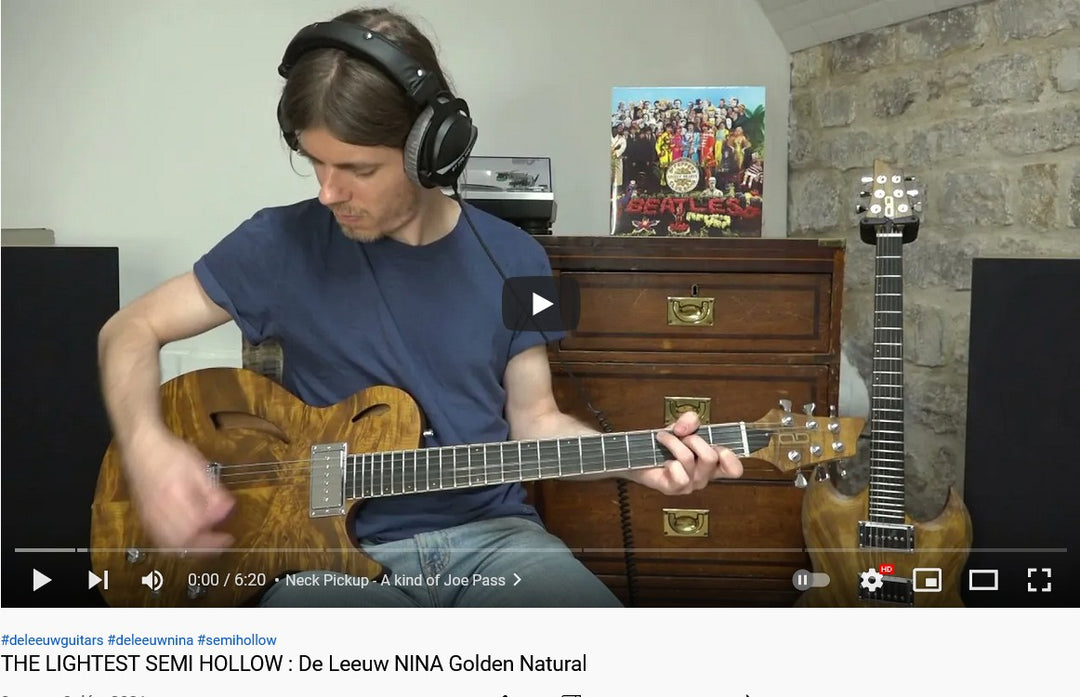 Nikk Giggs sur la NINA Golden Natural, une guitare à manche traversant de la marque de lutherie française De Leeuw Guitars. Guitare Made in France - Guitar Made in France