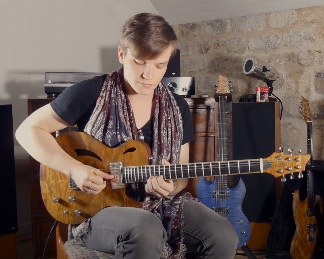 Swan Vaude nous fait un peu de Nina Simone sur le modèle La Nina,  une guitare à manche traversant Semi Hollow avec Piezo de la marque de lutherie française De Leeuw Guitars. Guitare Made in France - Guitar Made in France