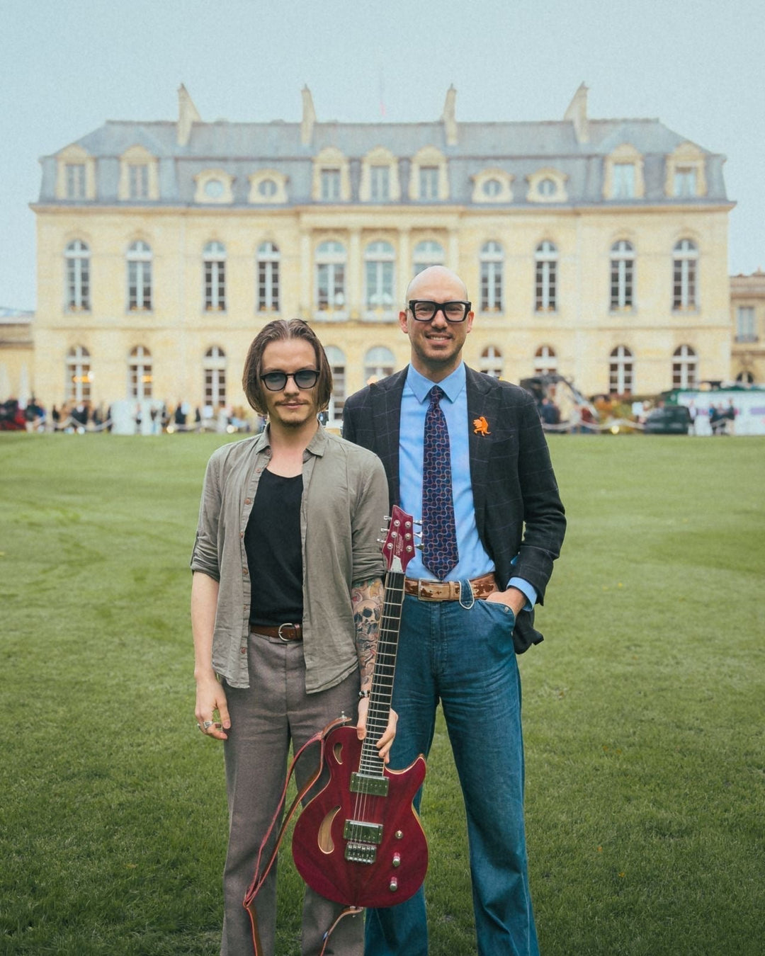 Swan Vaude fait résonner la Marseillaise dans les jardins du Palais de l’Élysée : un moment historique pour De Leeuw Guitars