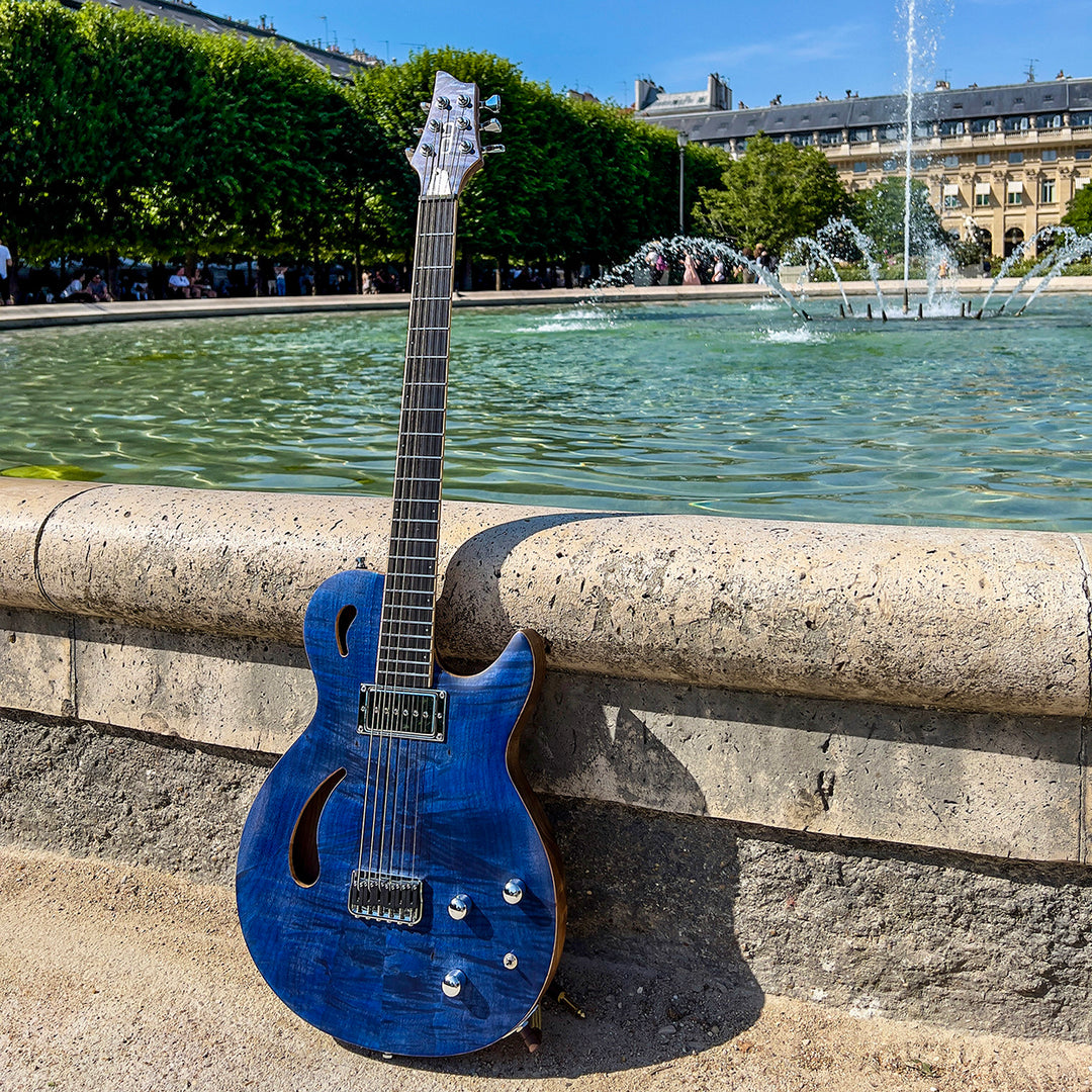 NINA_DEEP_BLUE_Paris_shooting_De_Leeuw_Guitars_Paris_Made_in_France_Luthier_Guitar_Maker_France_Neck_Through_Manche_Traversant