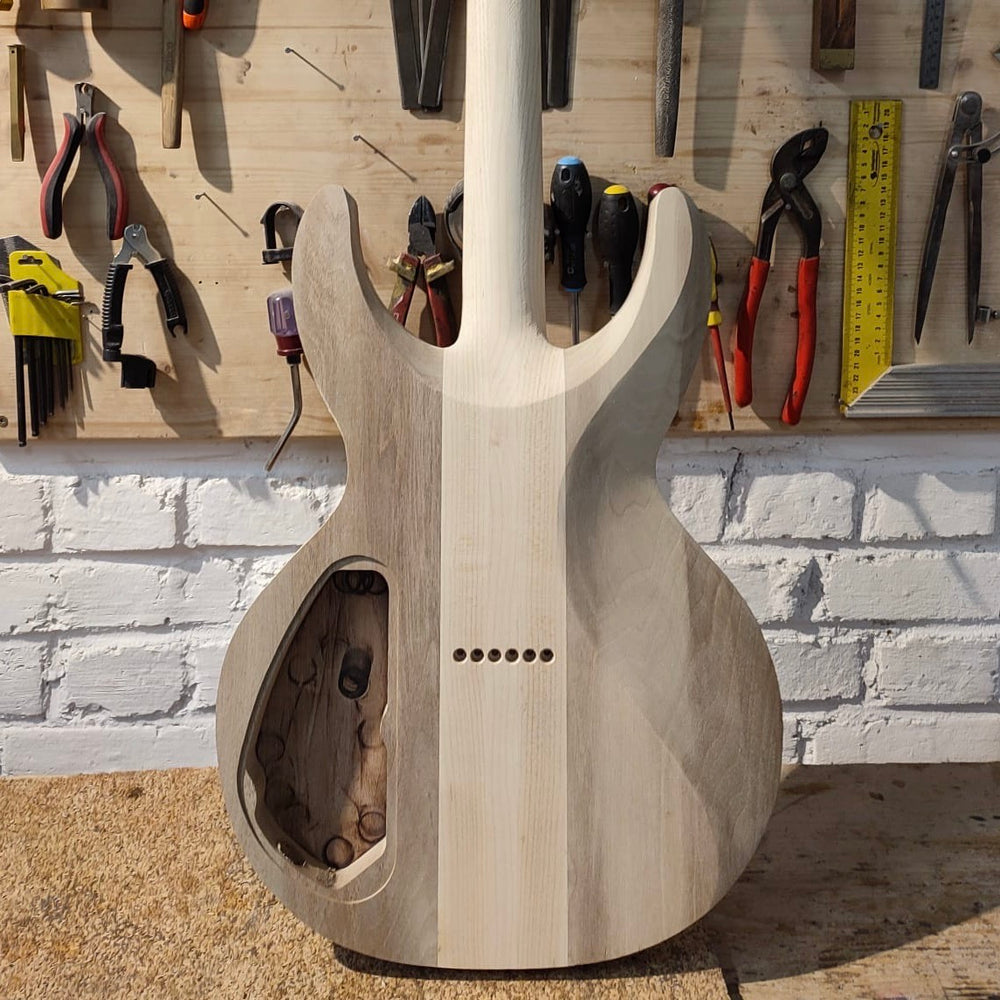 MV_GUITAR_Back_Close_Up_De_Leeuw_Guitars_Paris_Made_in_France_Luthier_Guitar_Maker_France_Neck_Through_Manche_Traversant