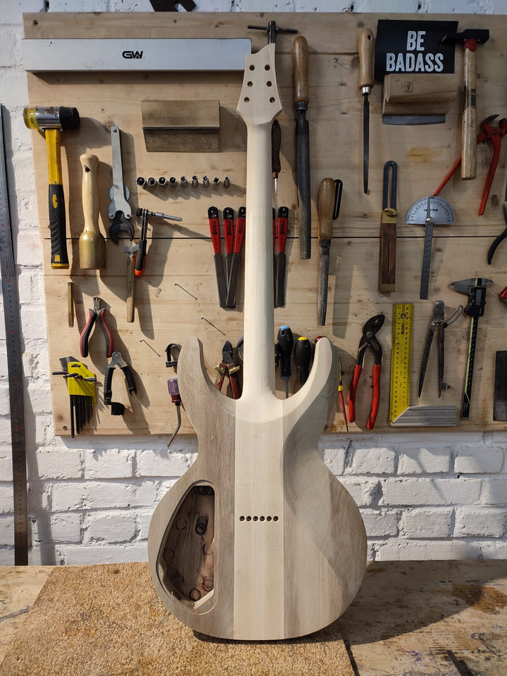MV_GUITAR_Back_De_Leeuw_Guitars_Paris_Made_in_France_Luthier_Guitar_Maker_France_Neck_Through_Manche_Traversant