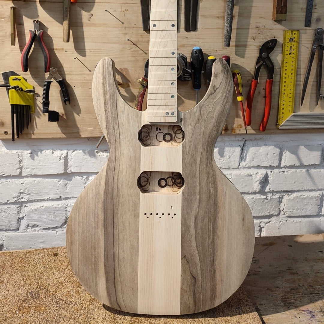 MV_GUITAR_Front_Close_Up_De_Leeuw_Guitars_Paris_Made_in_France_Luthier_Guitar_Maker_France_Neck_Through_Manche_Traversant