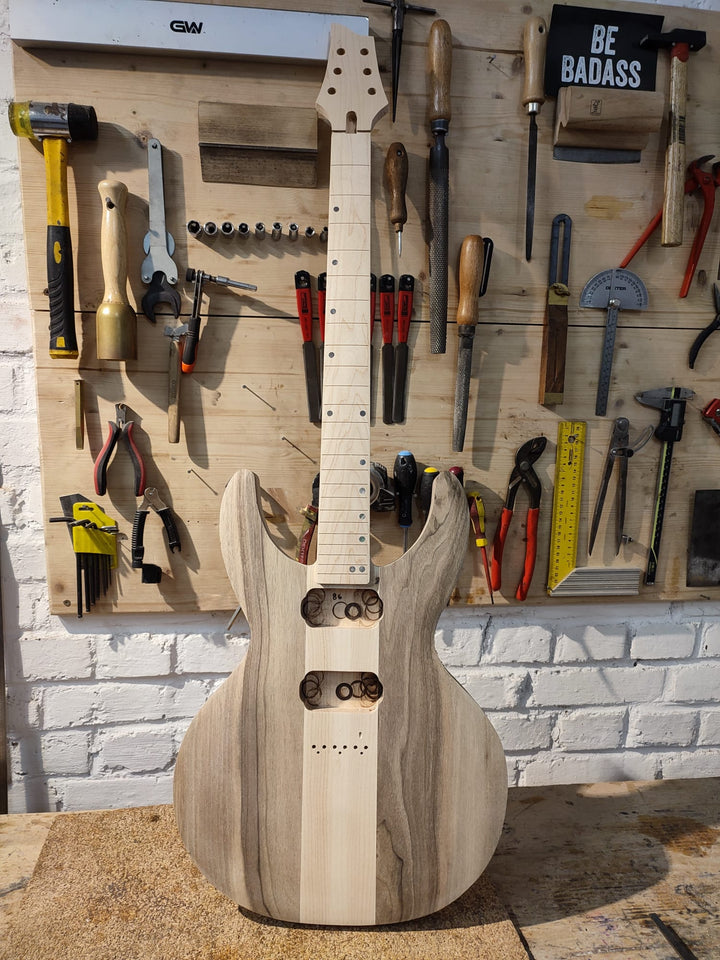 MV_GUITAR_Front_De_Leeuw_Guitars_Paris_Made_in_France_Luthier_Guitar_Maker_France_Neck_Through_Manche_Traversant