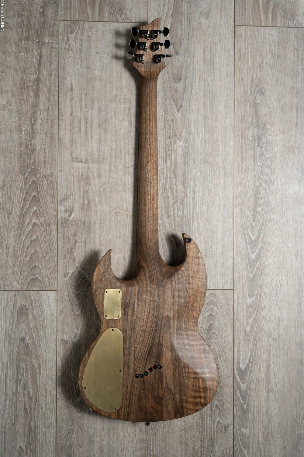 SY Custom Noyer/Amarante de dos - Pièce Unique  et sur mesure- Guitare à manche traversant de la marque de lutherie française De Leeuw Guitars. Guitare Made in France - Guitar Made in France