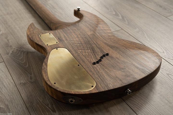 Détails du dos de la SY Custom Noyer/Amarante - Pièce Unique  et sur mesure- Guitare à manche traversant de la marque de lutherie française De Leeuw Guitars. Guitare Made in France - Guitar Made in France