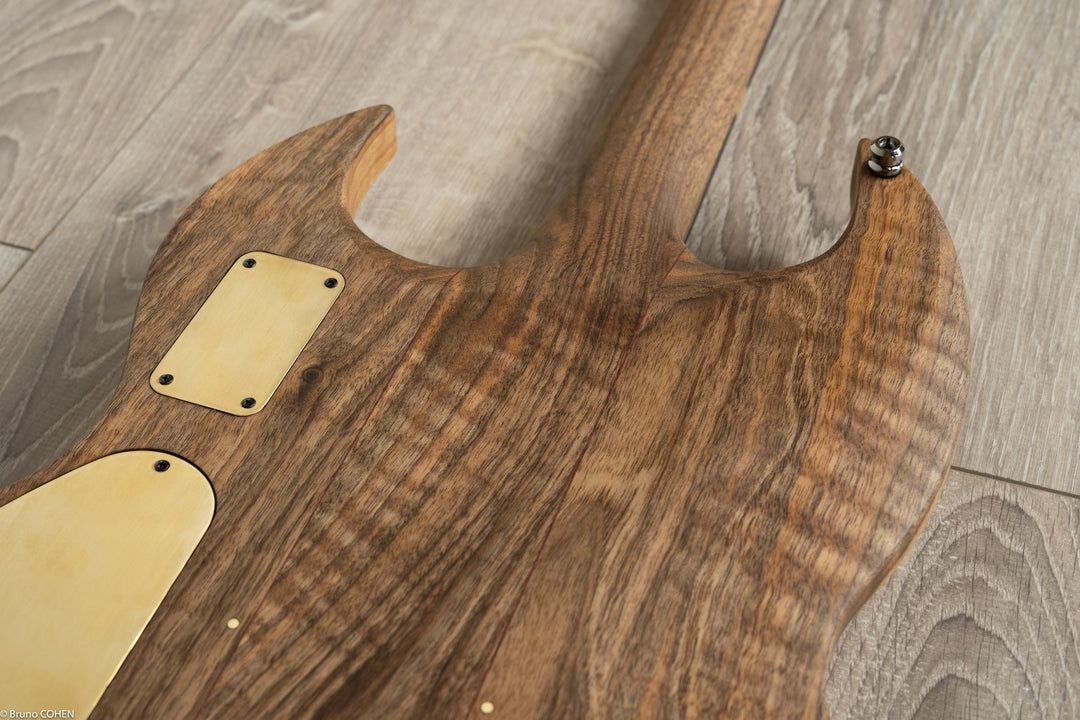 Détails du dos de la SY Custom Noyer/Amarante - Pièce Unique  et sur mesure- Guitare à manche traversant de la marque de lutherie française De Leeuw Guitars. Guitare Made in France - Guitar Made in France