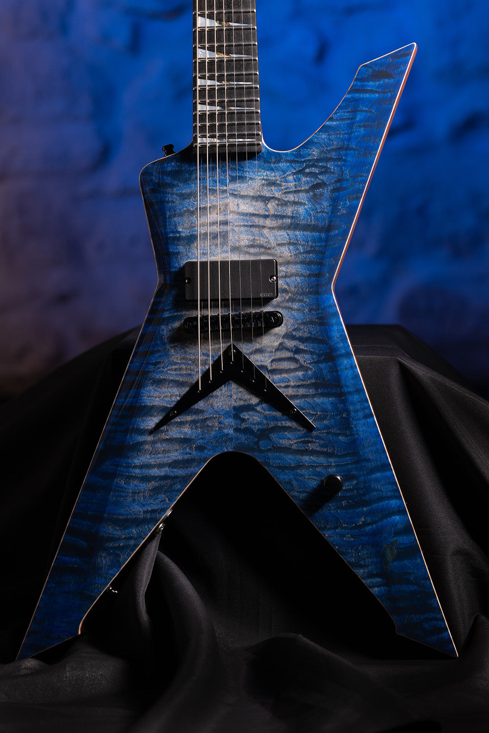 Détails de la Metal Blue- Pièce Unique  et sur mesure- Guitare à manche traversant de la marque de lutherie française De Leeuw Guitars. Guitare Made in France - Guitar Made in France