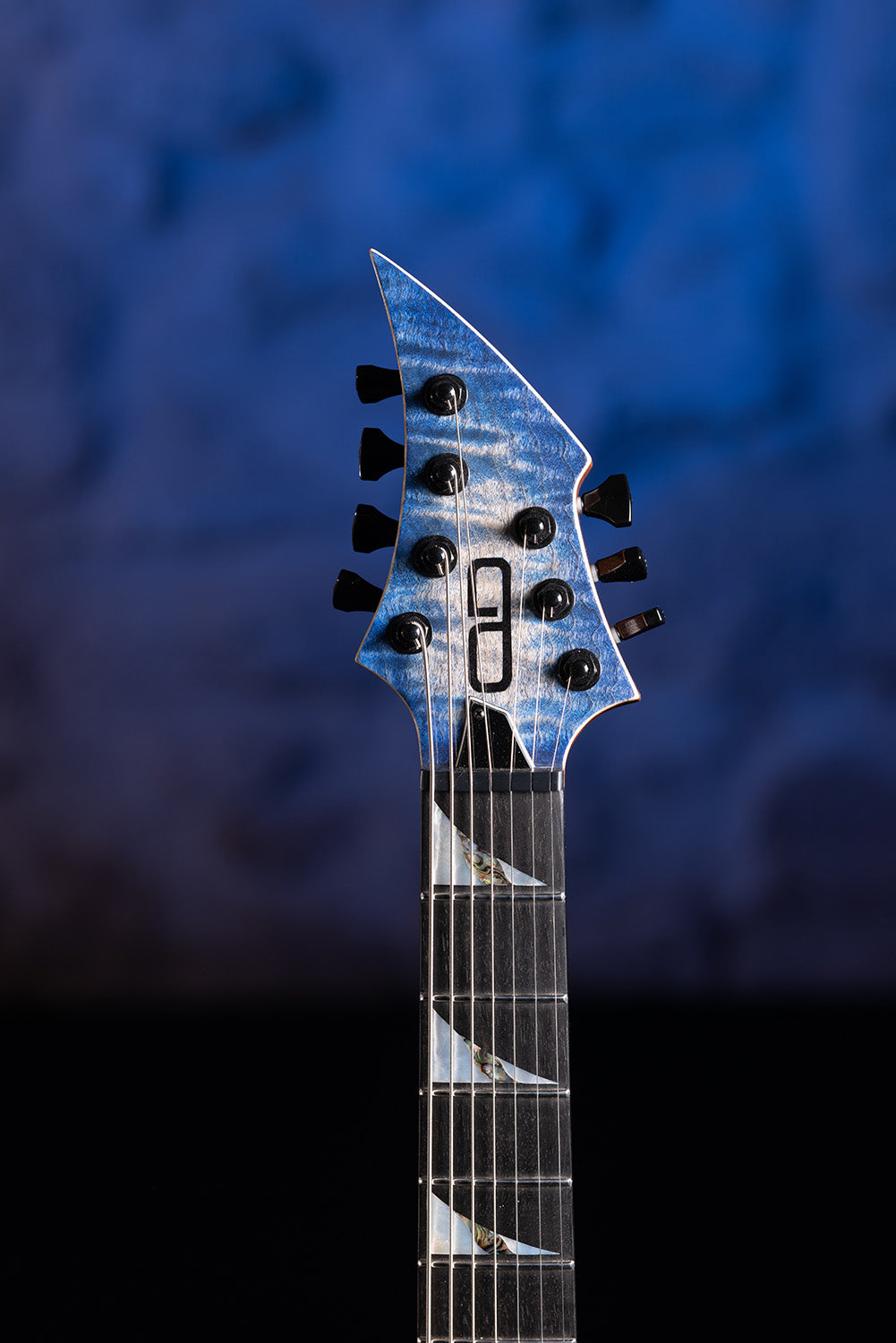 Détails de la tête de la Metal Blue- Pièce Unique  et sur mesure- Guitare à manche traversant de la marque de lutherie française De Leeuw Guitars. Guitare Made in France - Guitar Made in France