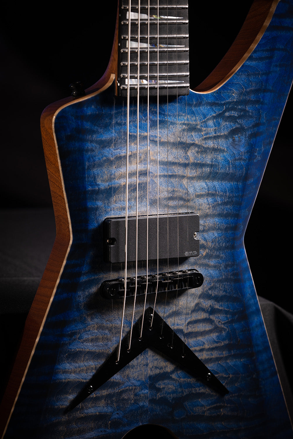 Détails de la Metal Blue- Pièce Unique  et sur mesure- Guitare à manche traversant de la marque de lutherie française De Leeuw Guitars. Guitare Made in France - Guitar Made in France