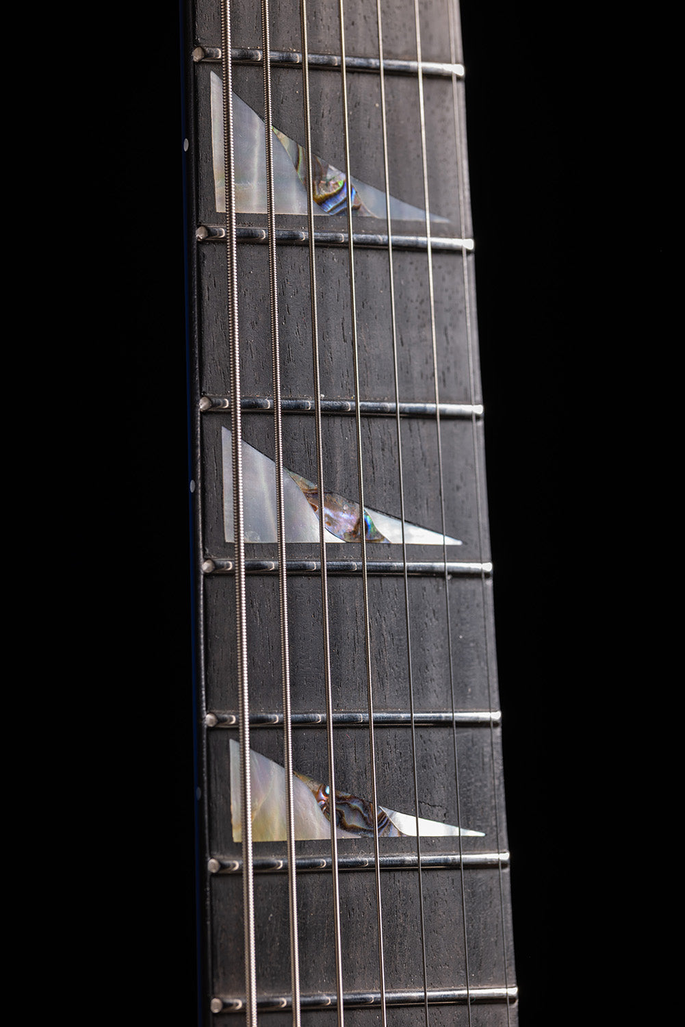 Détails de la Metal Blue- Pièce Unique  et sur mesure- Guitare à manche traversant de la marque de lutherie française De Leeuw Guitars. Guitare Made in France - Guitar Made in France