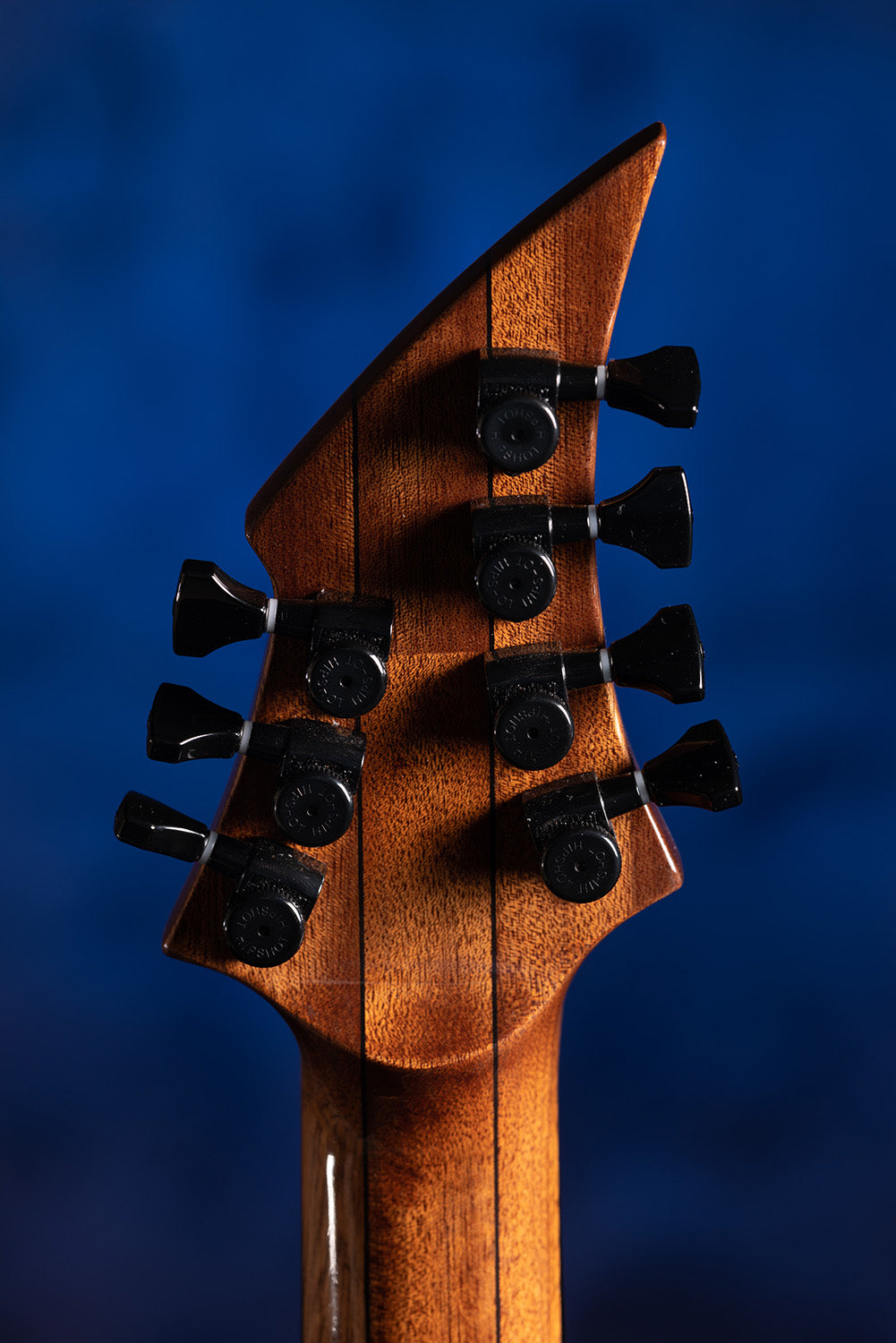 Détails de la tête de la Metal Blue- Pièce Unique  et sur mesure- Guitare à manche traversant de la marque de lutherie française De Leeuw Guitars. Guitare Made in France - Guitar Made in France