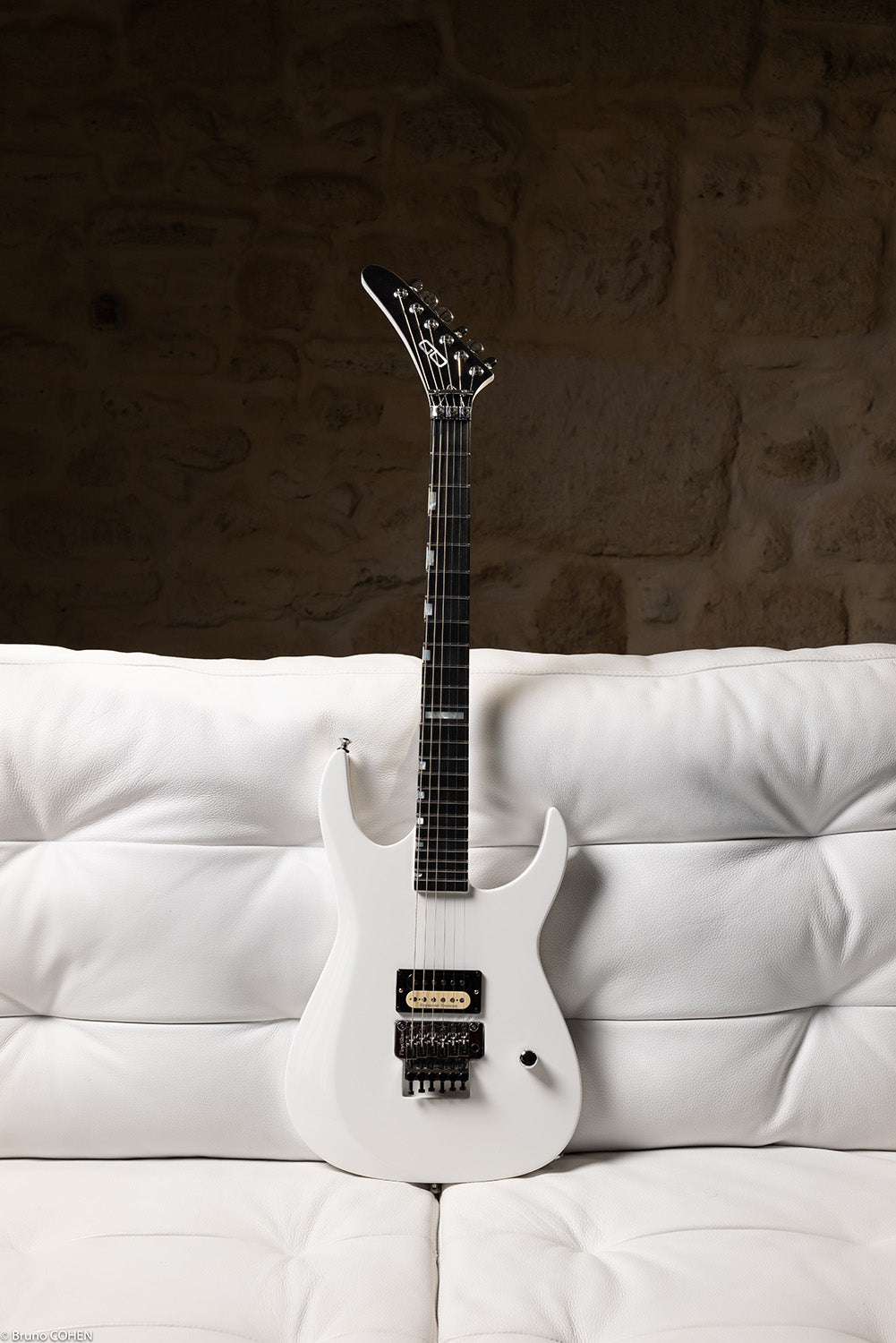 Superstrat Blanche - Pièce Unique  et sur mesure- Guitare à manche traversant de la marque de lutherie française De Leeuw Guitars. Guitare Made in France - Guitar Made in France