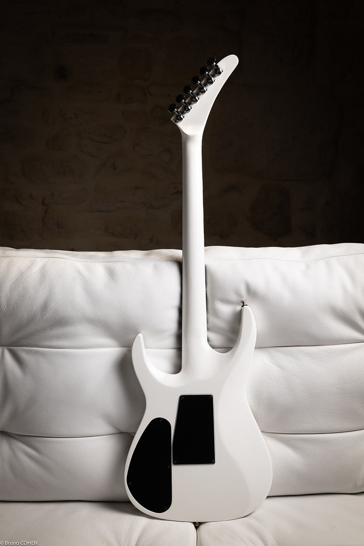 Superstrat Blanche de dos - Pièce Unique  et sur mesure- Guitare à manche traversant de la marque de lutherie française De Leeuw Guitars. Guitare Made in France - Guitar Made in France