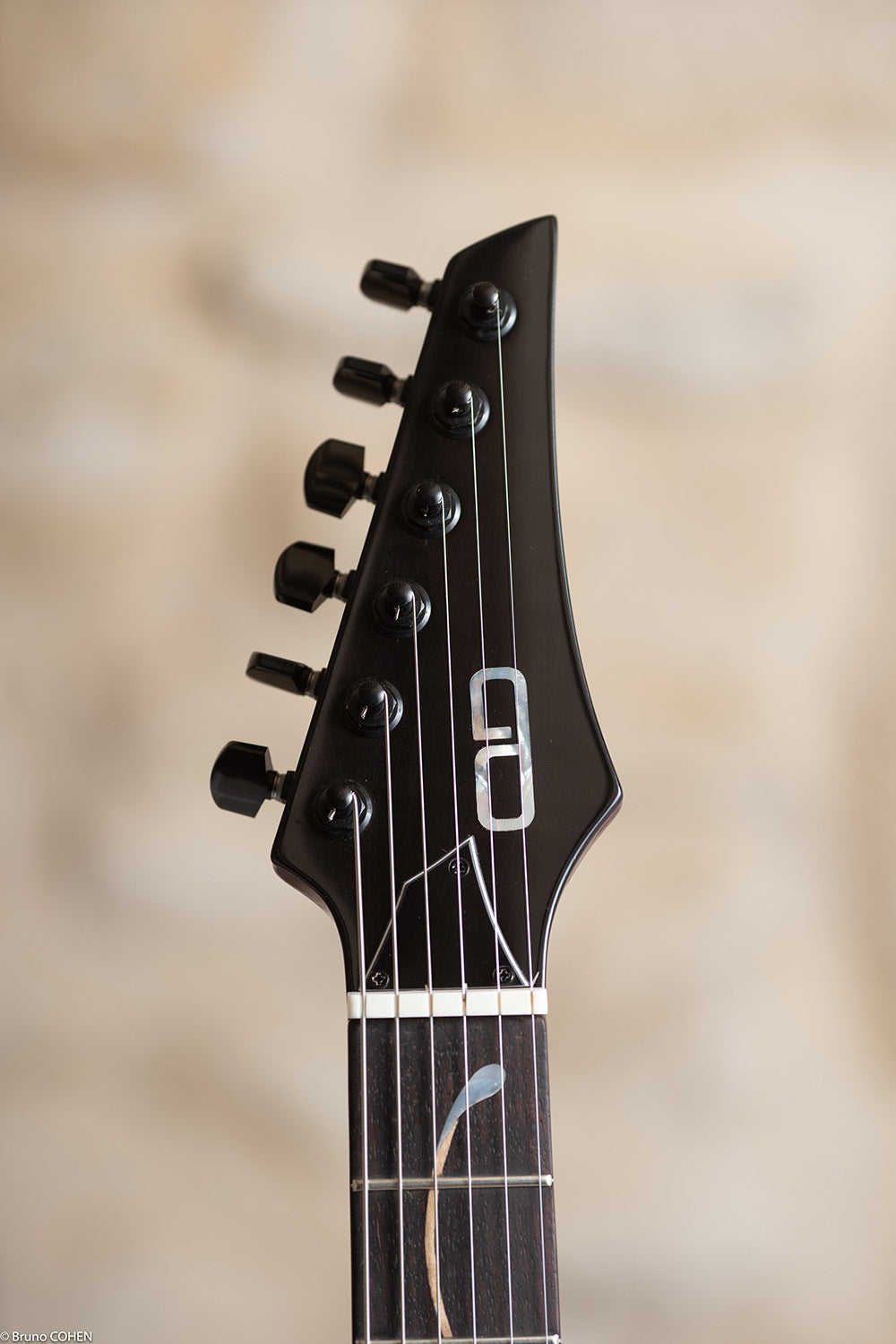 Superstrat_purple_life_custom_shop_head_front_close_up_De_Leeuw_Guitars_Paris_Made_in_France_Luthier_Guitar_Maker_France_Neck_Through_Manche_Traversant
