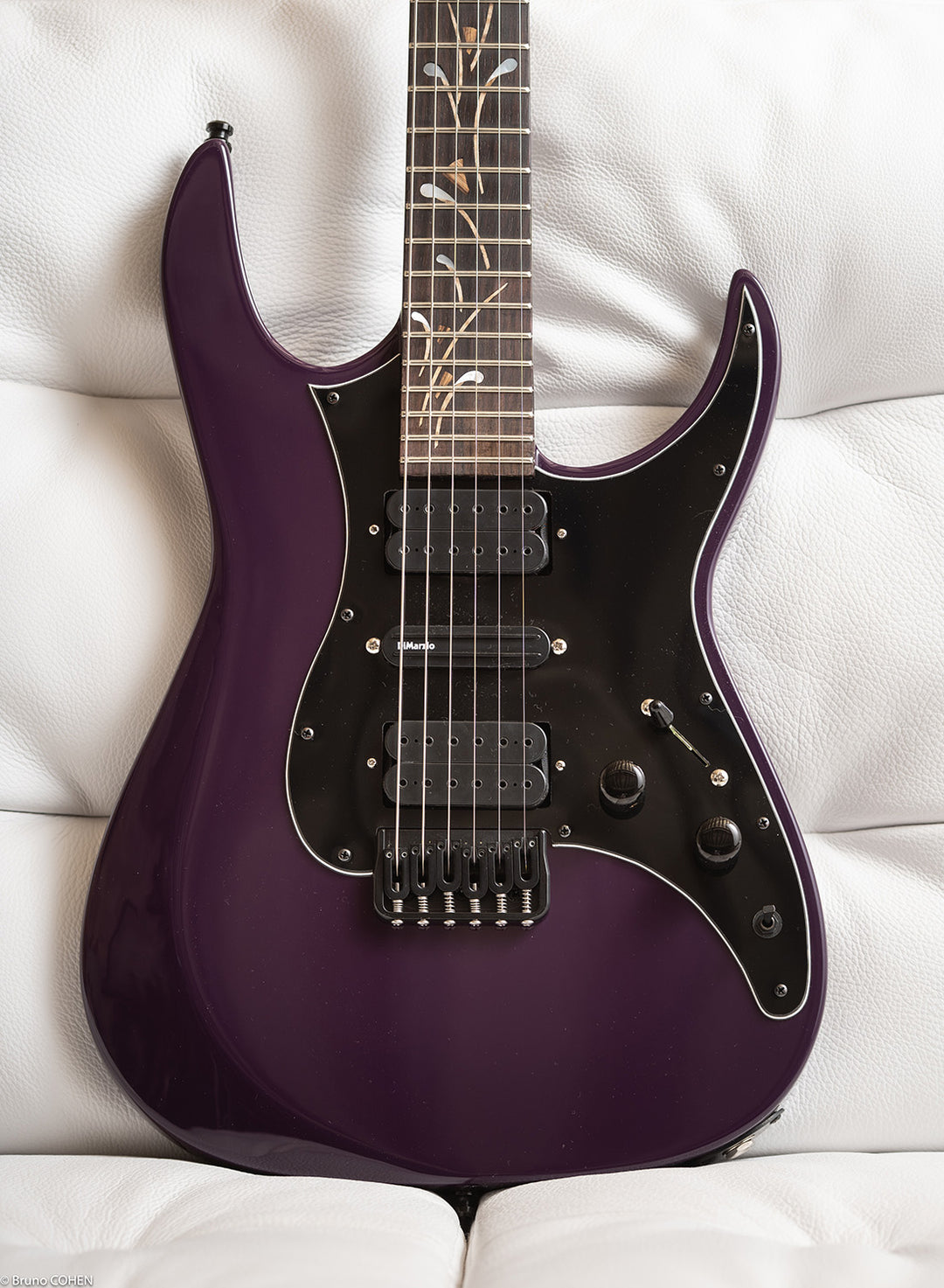 Superstrat_purple_life_custom_shop_front_close_up_De_Leeuw_Guitars_Paris_Made_in_France_Luthier_Guitar_Maker_France_Neck_Through_Manche_Traversant