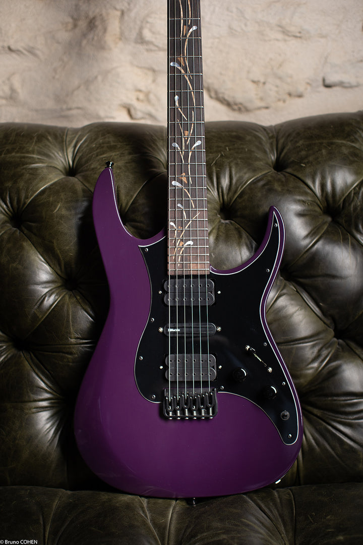 Superstrat_purple_life_custom_shop_front_details_close_up_De_Leeuw_Guitars_Paris_Made_in_France_Luthier_Guitar_Maker_France_Neck_Through_Manche_Traversant
