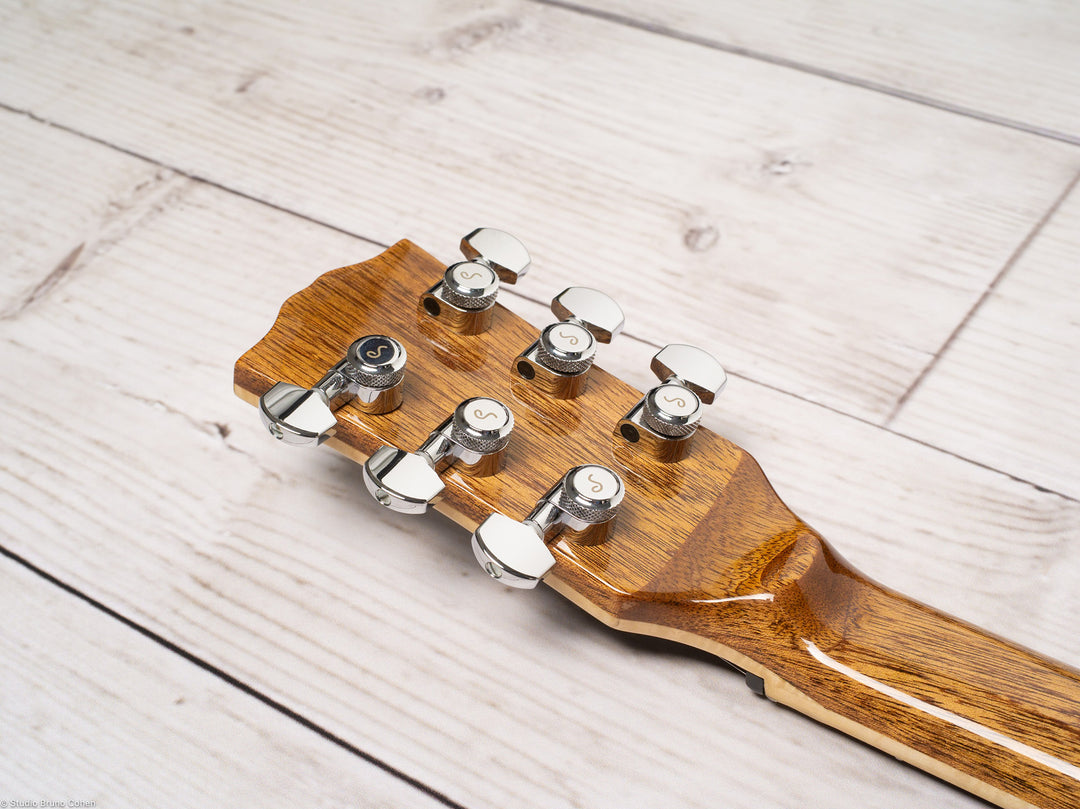 Détails de la tête de la Alberta - Pièce Unique  et sur mesure- Guitare à manche traversant de la marque de lutherie française De Leeuw Guitars. Guitare Made in France - Guitar Made in France