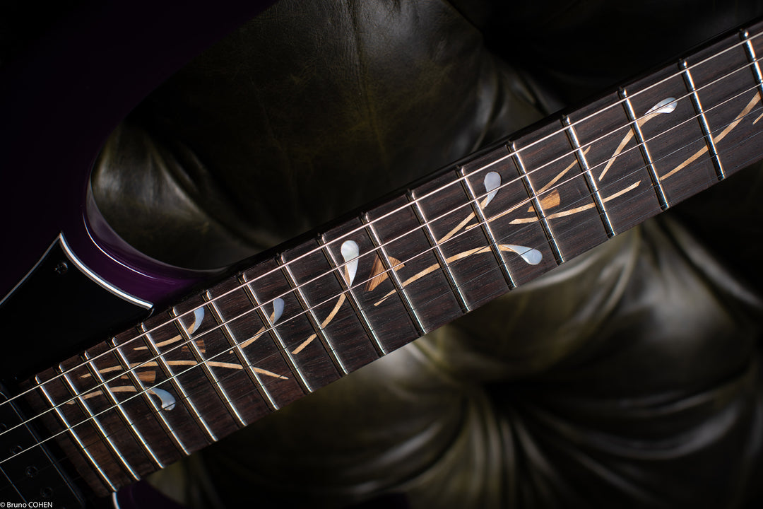 Superstrat_purple_life_custom_shop_finger_board_close_up_De_Leeuw_Guitars_Paris_Made_in_France_Luthier_Guitar_Maker_France_Neck_Through_Manche_Traversant