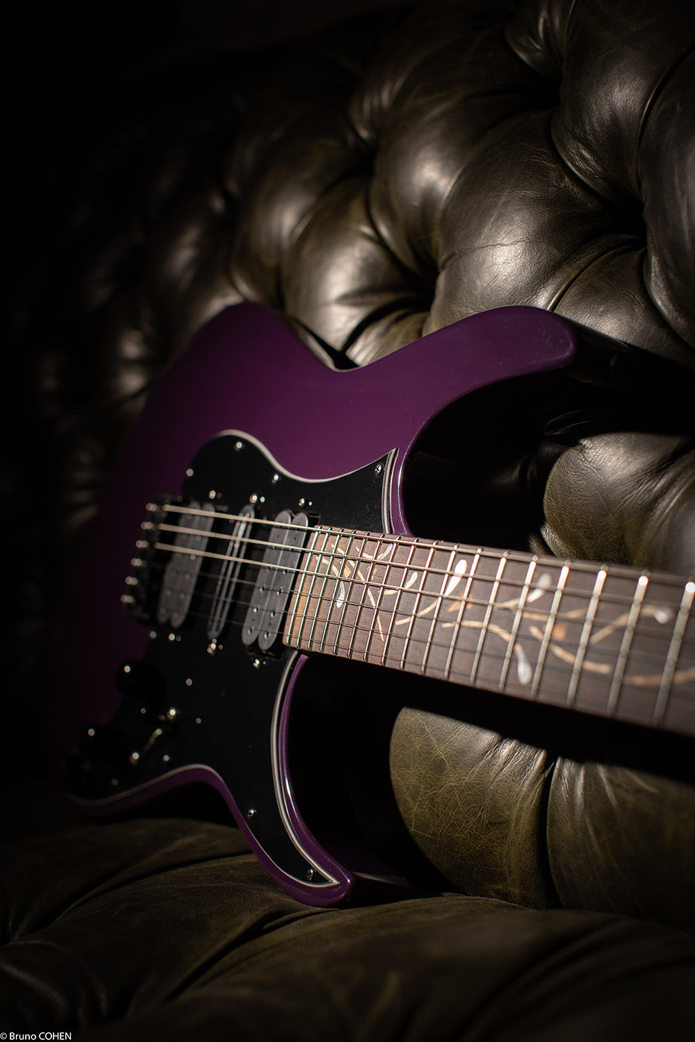Superstrat_purple_life_custom_shop_front_finger_board_close_up_De_Leeuw_Guitars_Paris_Made_in_France_Luthier_Guitar_Maker_France_Neck_Through_Manche_Traversant