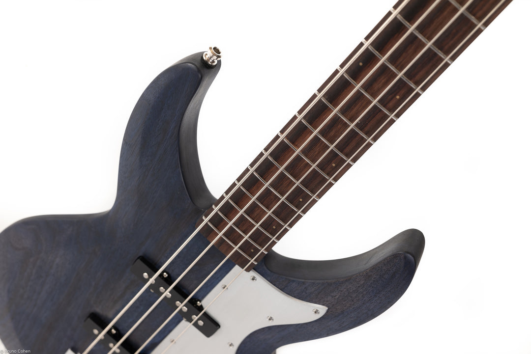 MV4_deep_blue_bass_front_neck_details_close_up_De_Leeuw_Guitars_Paris_Made_in_France_Luthier_Guitar_Maker_France_Neck_Through_Manche_Traversant