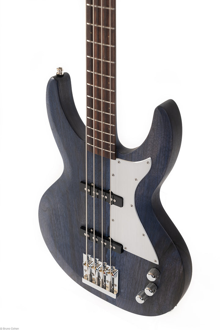 MV4_deep_blue_bass_front_side_close_up_De_Leeuw_Guitars_Paris_Made_in_France_Luthier_Guitar_Maker_France_Neck_Through_Manche_Traversant