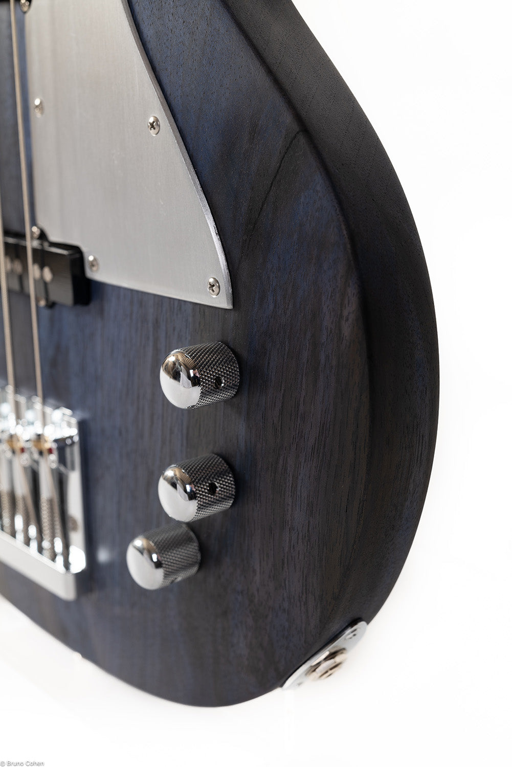 MV4_deep_blue_bass_front_details_close_up_De_Leeuw_Guitars_Paris_Made_in_France_Luthier_Guitar_Maker_France_Neck_Through_Manche_Traversant