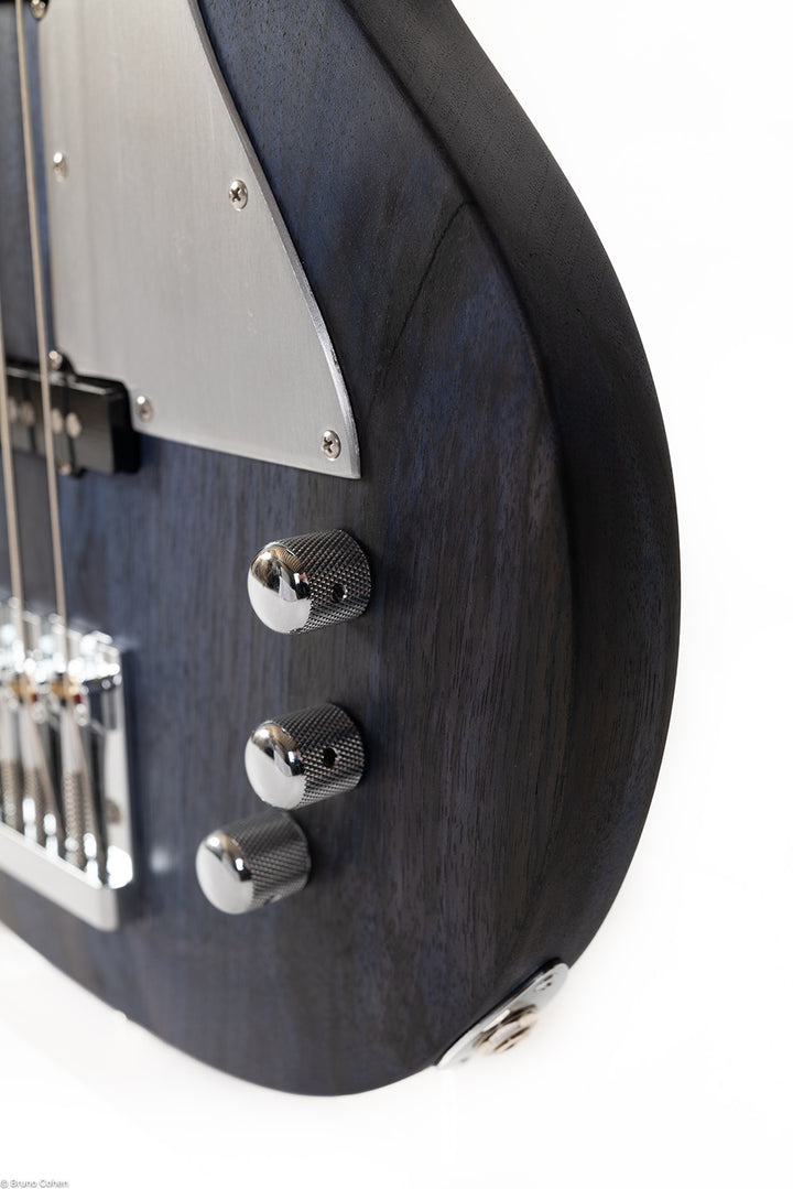 MV4_deep_blue_bass_front_details_close_up_De_Leeuw_Guitars_Paris_Made_in_France_Luthier_Guitar_Maker_France_Neck_Through_Manche_Traversant