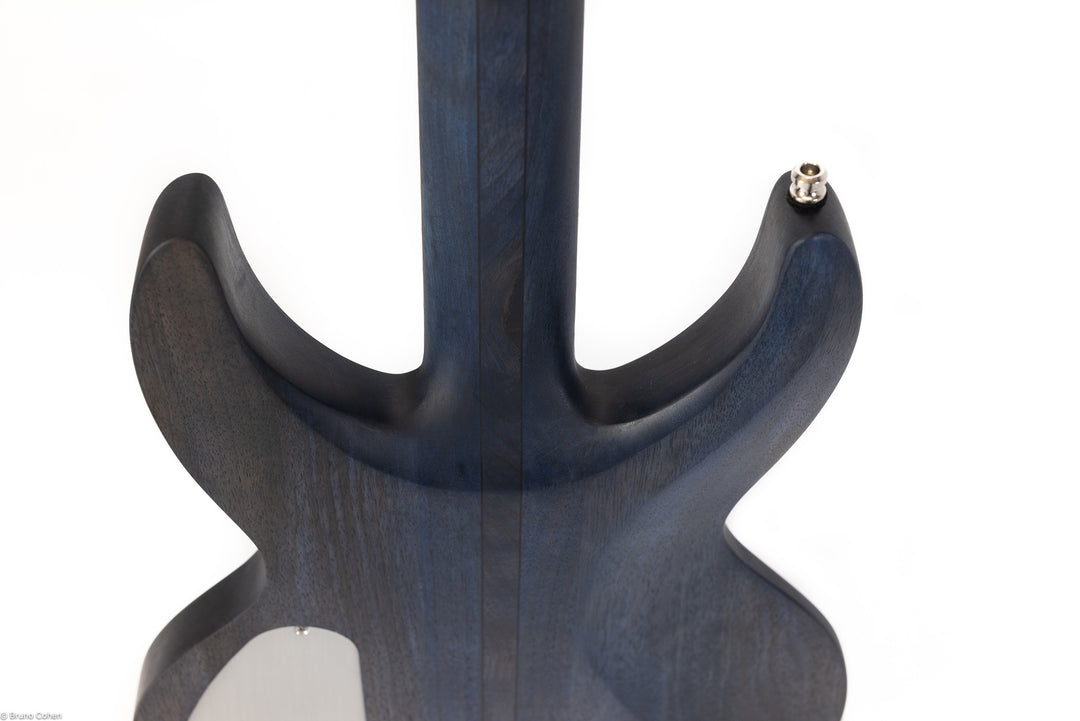 MV4_deep_blue_bass_back_neck_close_up_De_Leeuw_Guitars_Paris_Made_in_France_Luthier_Guitar_Maker_France_Neck_Through_Manche_Traversant