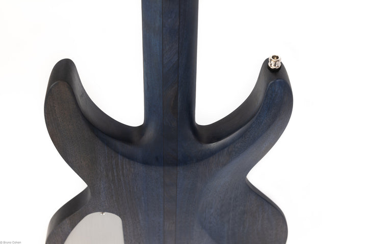 MV4_deep_blue_bass_back_neck_close_up_De_Leeuw_Guitars_Paris_Made_in_France_Luthier_Guitar_Maker_France_Neck_Through_Manche_Traversant
