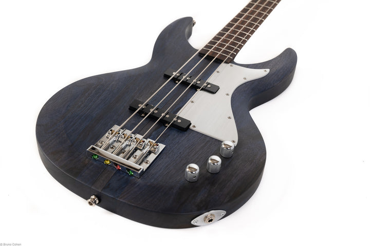 MV4_deep_blue_bass_front_lying_down_close_up_De_Leeuw_Guitars_Paris_Made_in_France_Luthier_Guitar_Maker_France_Neck_Through_Manche_Traversant