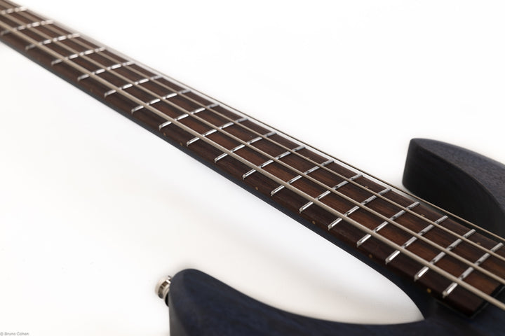MV4_deep_blue_bass_finger_board_details_close_up_De_Leeuw_Guitars_Paris_Made_in_France_Luthier_Guitar_Maker_France_Neck_Through_Manche_Traversant