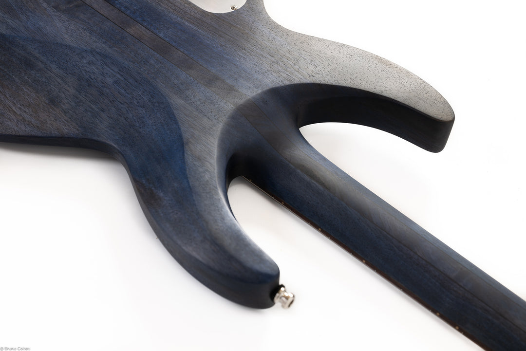MV4_deep_blue_bass_back_neck_close_up_De_Leeuw_Guitars_Paris_Made_in_France_Luthier_Guitar_Maker_France_Neck_Through_Manche_Traversant