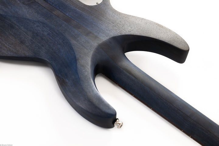 MV4_deep_blue_bass_back_neck_close_up_De_Leeuw_Guitars_Paris_Made_in_France_Luthier_Guitar_Maker_France_Neck_Through_Manche_Traversant