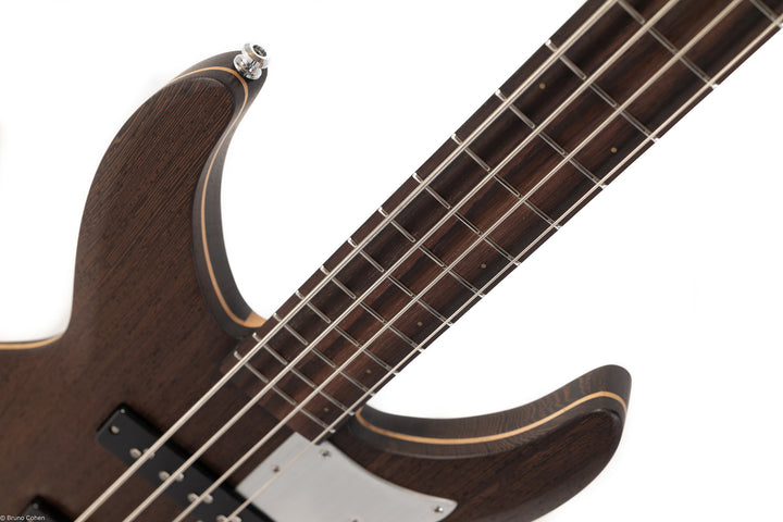 MV4_Wenge_Natural_bass_front_finger_board_close_up_De_Leeuw_Guitars_Paris_Made_in_France_Luthier_Guitar_Maker_France_Neck_Through_Manche_Traversant