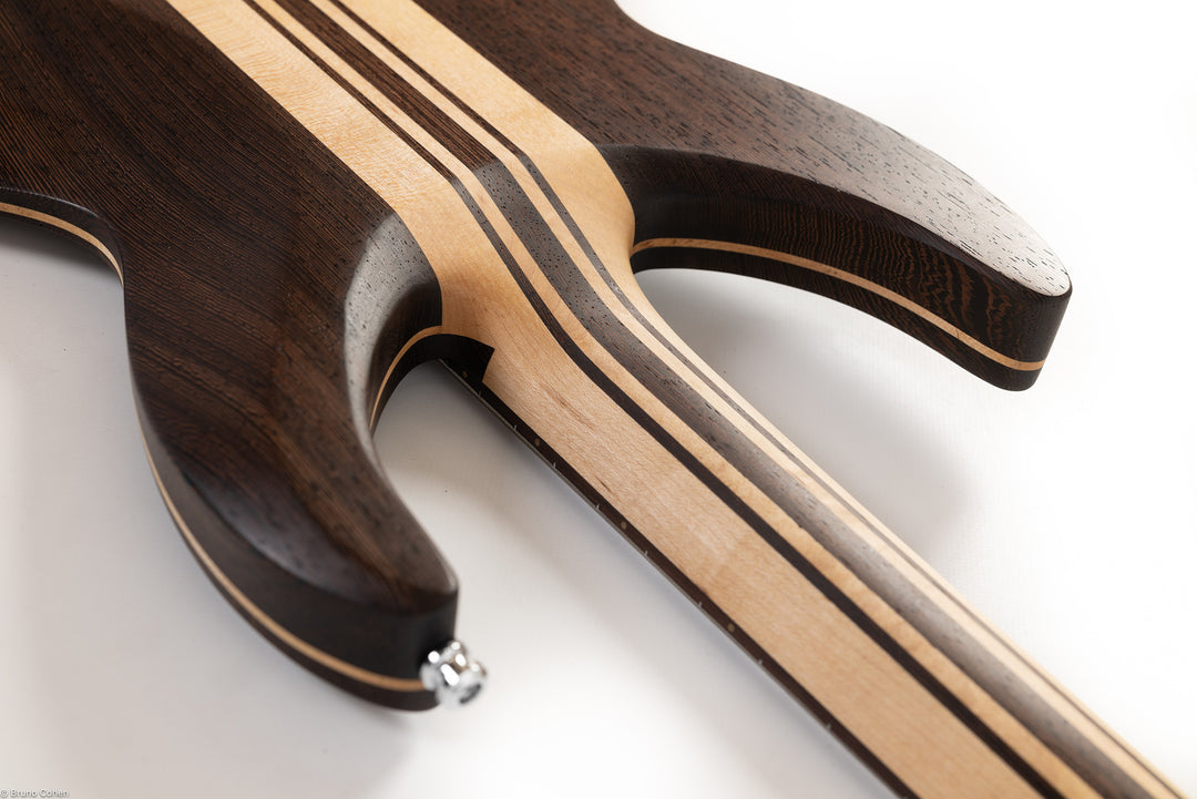 MV4_Wenge_Natural_bass_back_neck_body_details_close_up_De_Leeuw_Guitars_Paris_Made_in_France_Luthier_Guitar_Maker_France_Neck_Through_Manche_Traversant