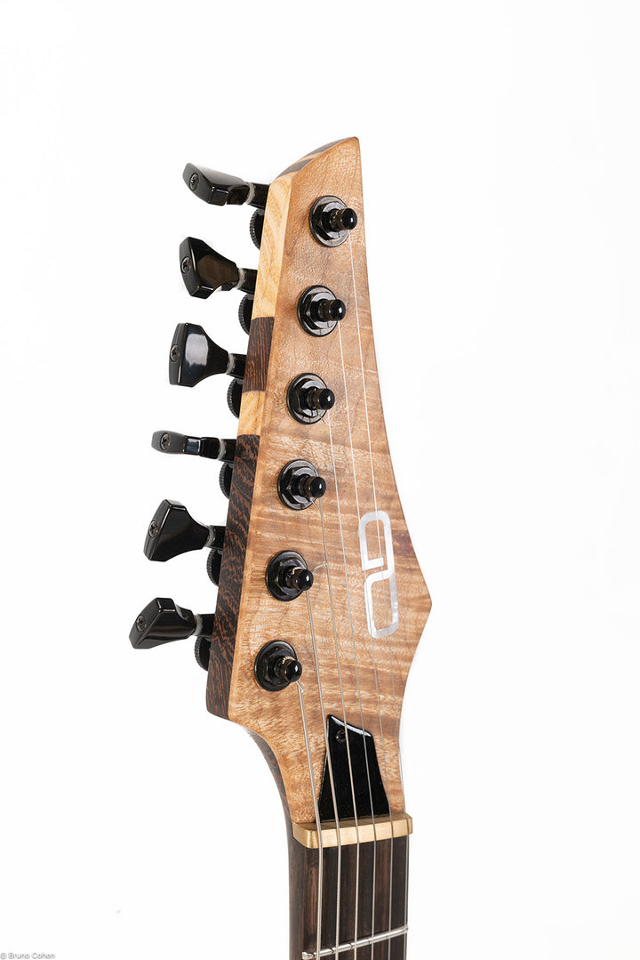 MS6_multi_scale_custom_shop_side_head_front_close_up_De_Leeuw_Guitars_Paris_Made_in_France_Luthier_Guitar_Maker_France_Neck_Through_Manche_Traversant