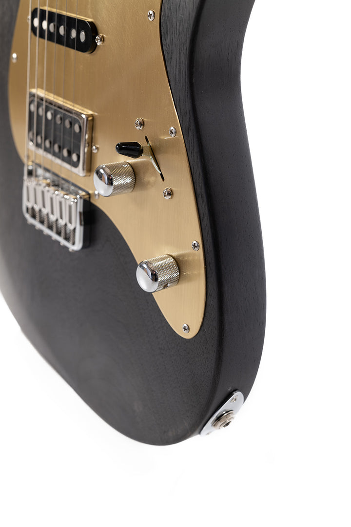 ST_Full_Walnut_Black_Bird_Front_close_up_details_electronic_De_Leeuw_Guitars_Paris_Made_in_France_Luthier_Guitar_Maker_France_Neck_Through_Manche_Traversant