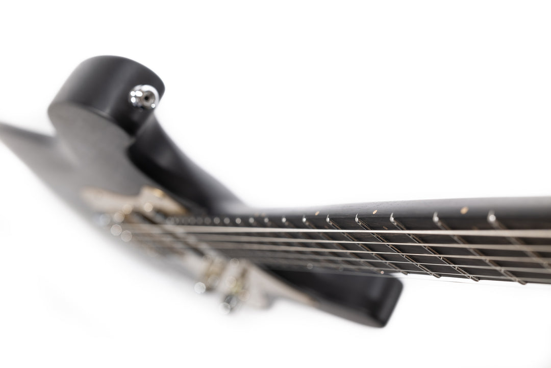 ST_Full_Walnut_Black_Bird_Front_close_up_finger_board_close_up_De_Leeuw_Guitars_Paris_Made_in_France_Luthier_Guitar_Maker_France_Neck_Through_Manche_Traversant