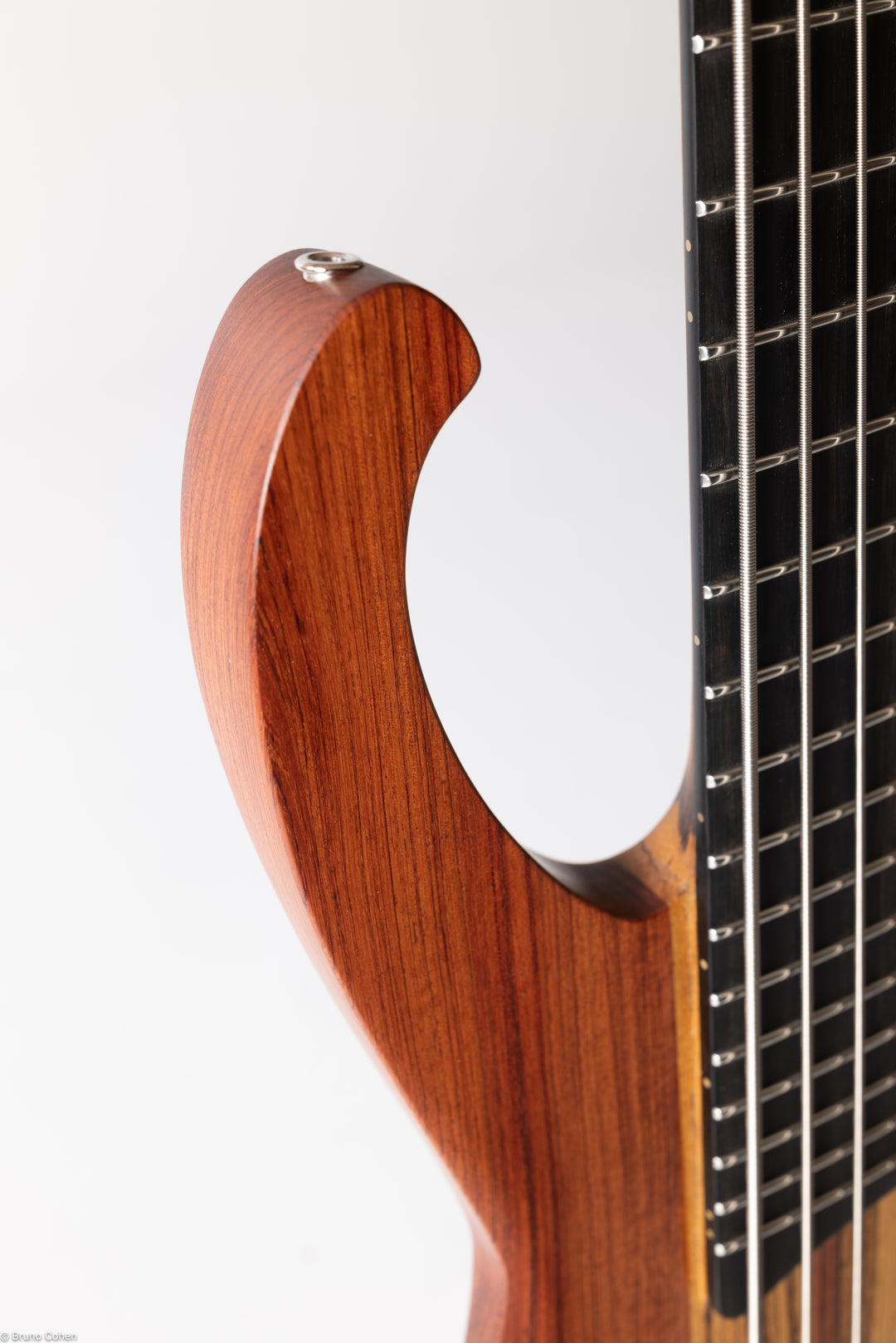 Détails de la Basse MB5 Natural Zebrano - Basse à manche traversant de la marque de lutherie française De Leeuw Guitars. Basse Made in France - Bass Made in France