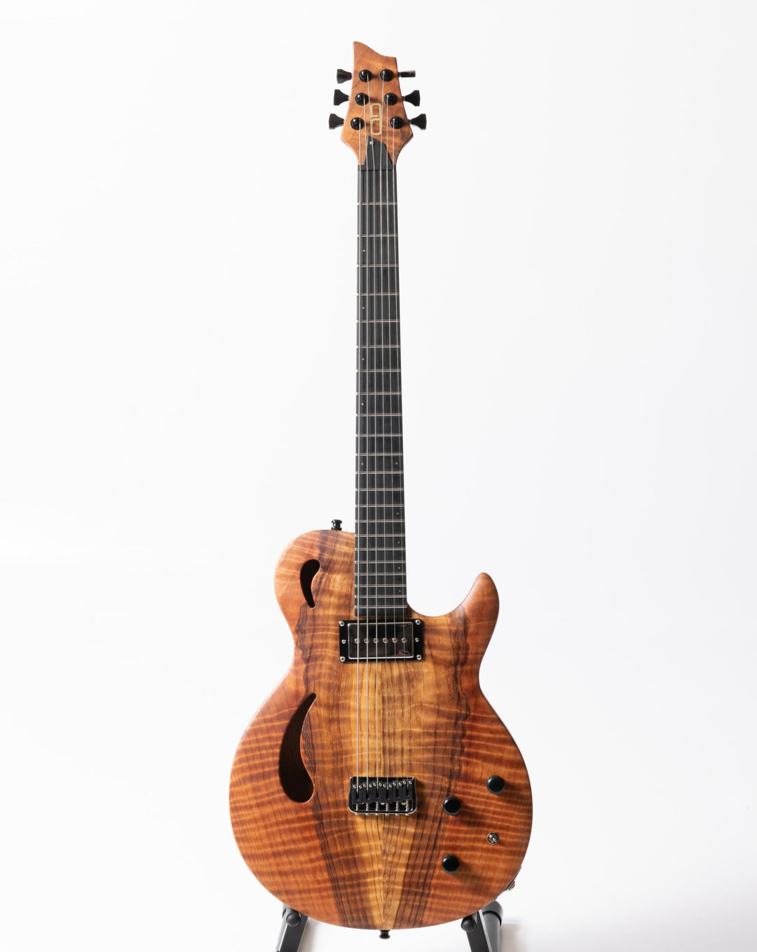 La Nina Natural Eye - Guitare Semi Hollow à manche traversant avec Piezo de la marque de lutherie française De Leeuw Guitars. Guitare Made in France - Guitar Made in France