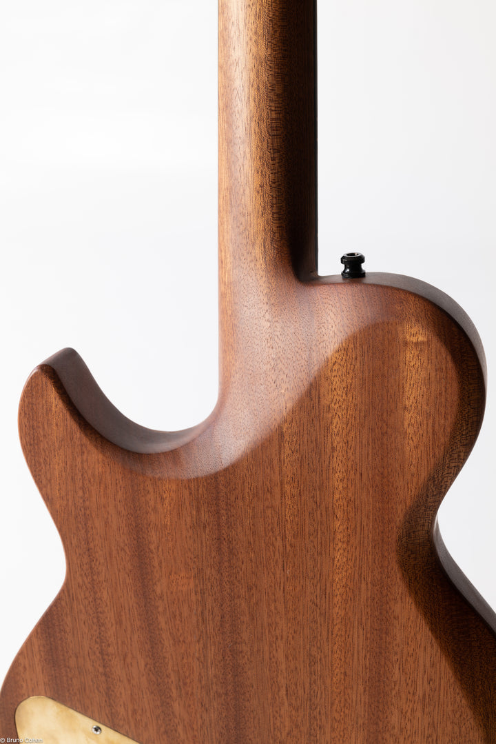 Détails de La Nina Natural Eye - Guitare Semi Hollow à manche traversant avec Piezo de la marque de lutherie française De Leeuw Guitars. Guitare Made in France - Guitar Made in France