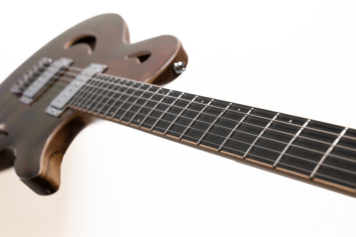    Nina_Guitar_Chocolate_Glossy_Varnish_Close_up_Fingerboard_De_Leeuw_Guitars_Paris_Made_in_France_Luthier_Guitar_Maker_France_Neck_Through_Manche_Traversant