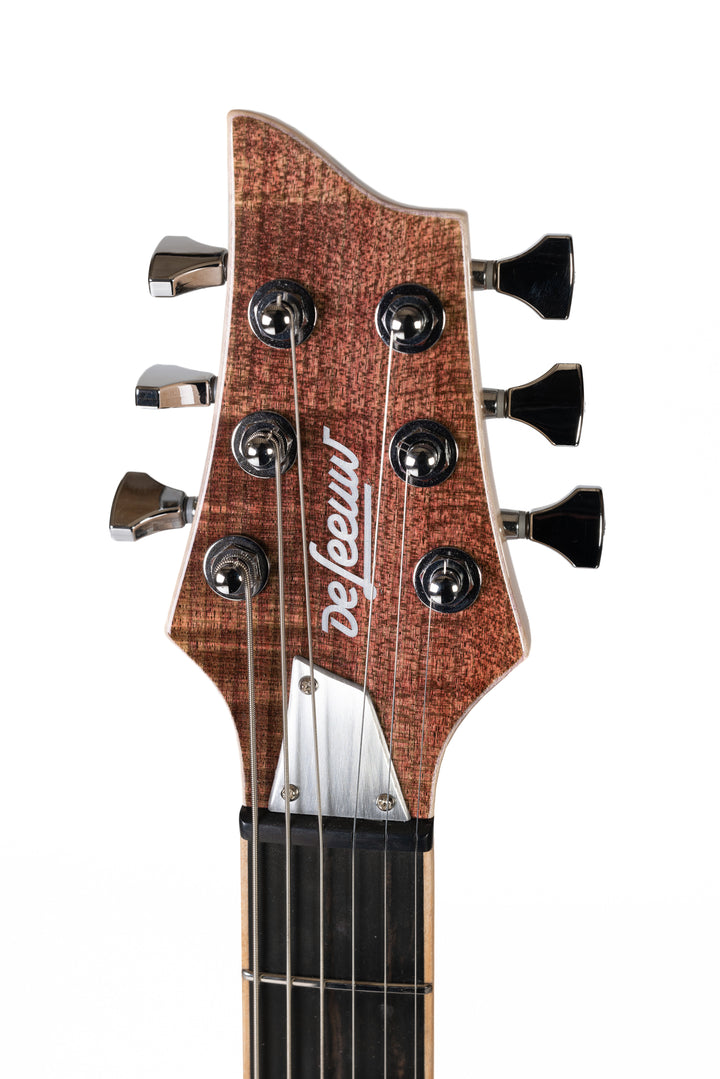     Nina_Guitar_Chocolate_Glossy_Varnish_Close_up_Head_1_De_Leeuw_Guitars_Paris_Made_in_France_Luthier_Guitar_Maker_France_Neck_Through_Manche_Traversant