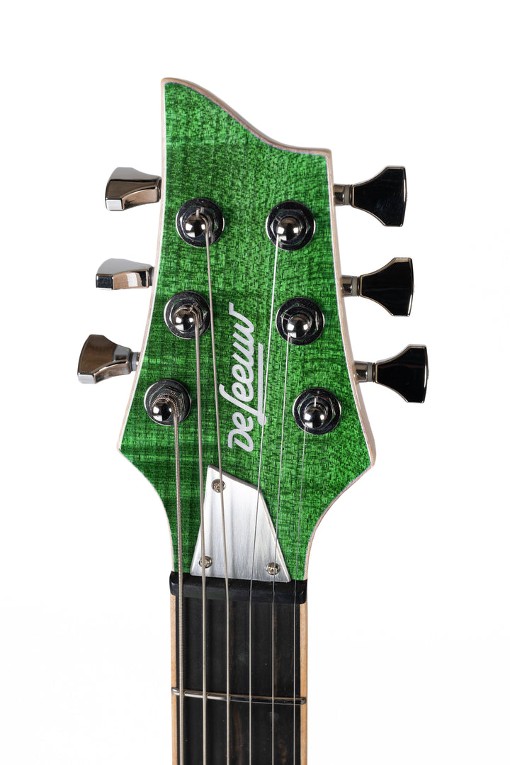 Nina_Guitar_Green_Iguana_Glossy_Varnish_Close_up_Head_1_De_Leeuw_Guitars_Paris_Made_in_France_Luthier_Guitar_Maker_France_Neck_Through_Manche_Traversant