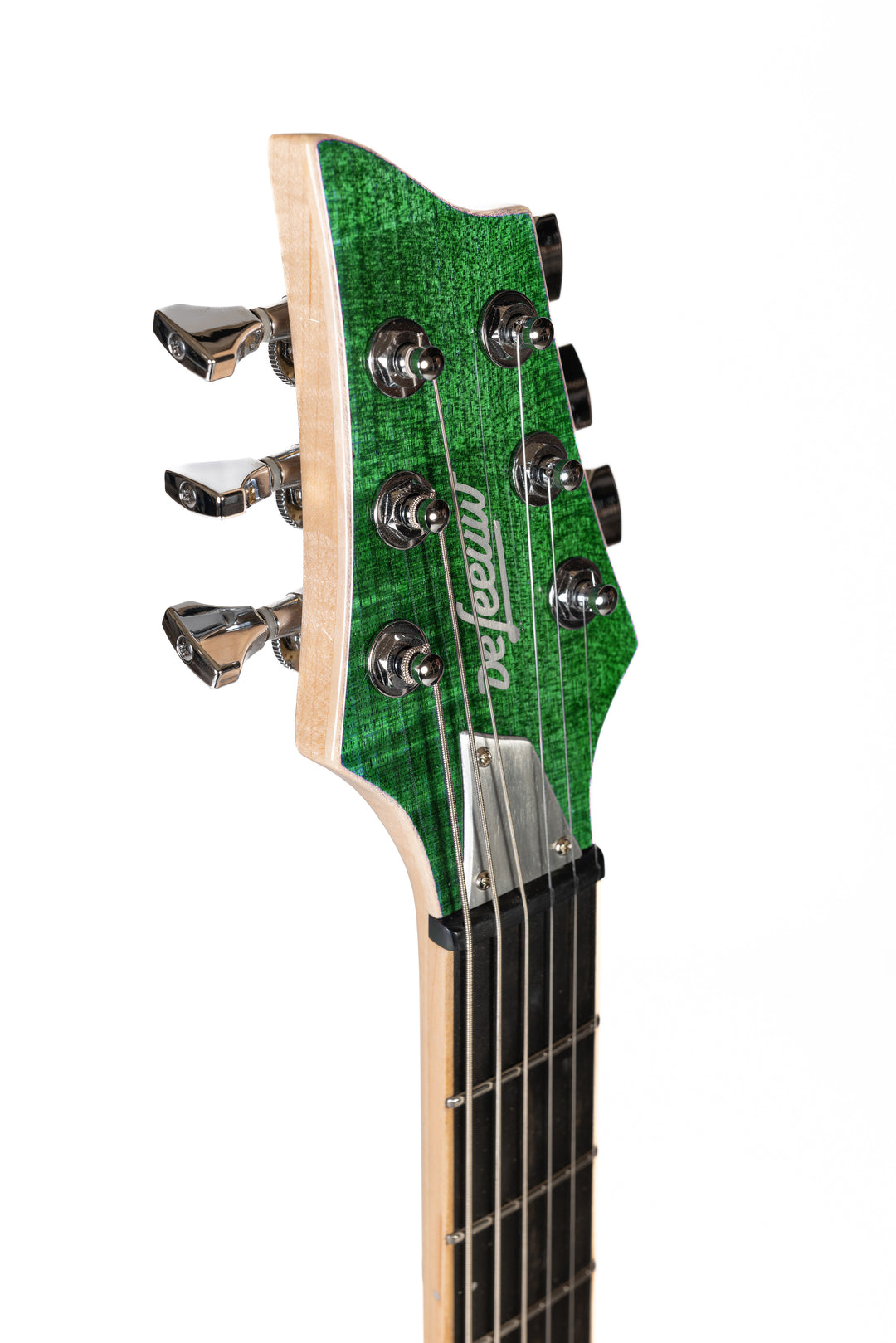 Nina_Guitar_Green_Iguana_Glossy_Varnish_Close_up_Head_Side_2_De_Leeuw_Guitars_Paris_Made_in_France_Luthier_Guitar_Maker_France_Neck_Through_Manche_Traversant