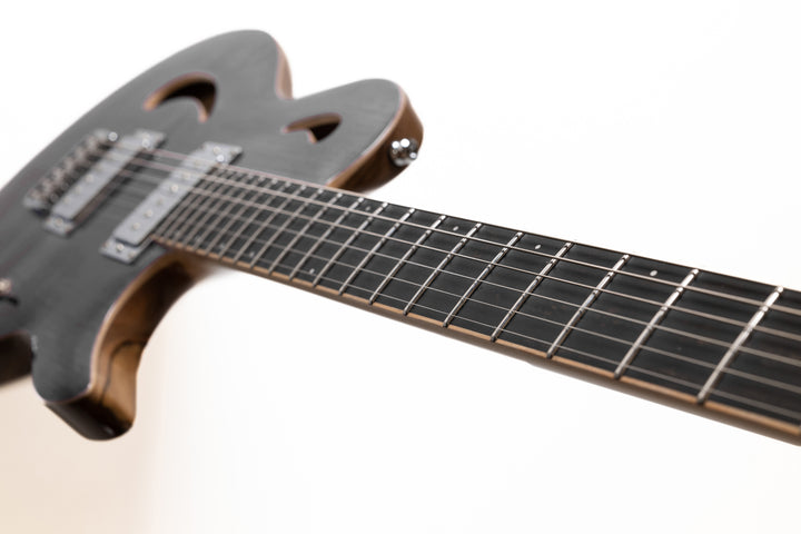 Nina_Guitar_Parisian_Gray_Glossy_Varnish_Close_up_Fingerboard_De_Leeuw_Guitars_Paris_Made_in_France_Luthier_Guitar_Maker_France_Neck_Through_Manche_Traversant